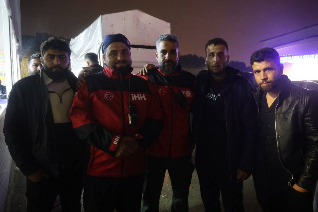 Dayısı dövüp diri diri toprağa gömmüştü: Baba, çocuğunu bulan görevliyi alnından öptü 6